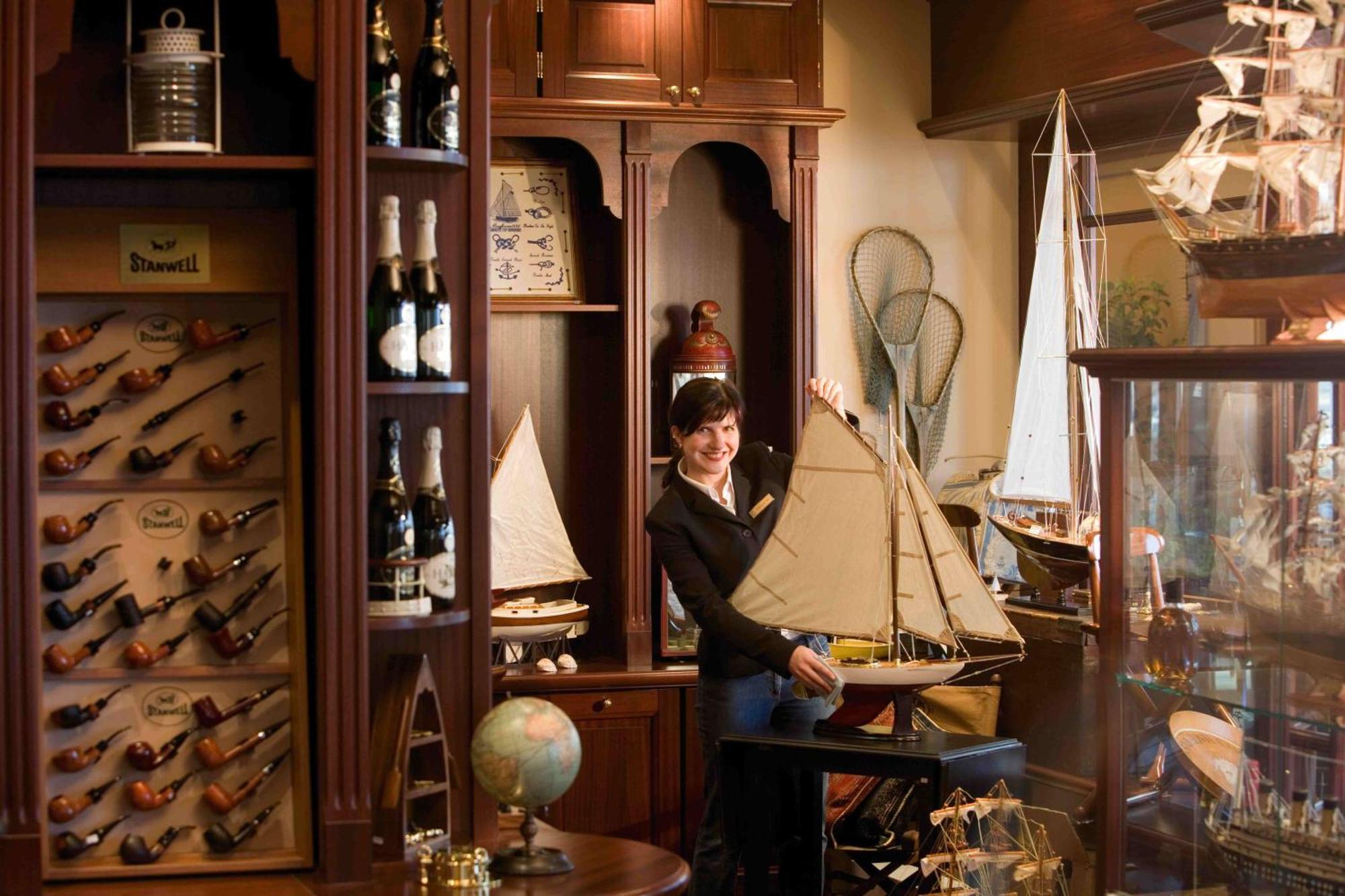 Hotel Yachthafenresidenz Hohe Duene à Rostock Extérieur photo A model ship in a shop in Saint Petersburg, Russia