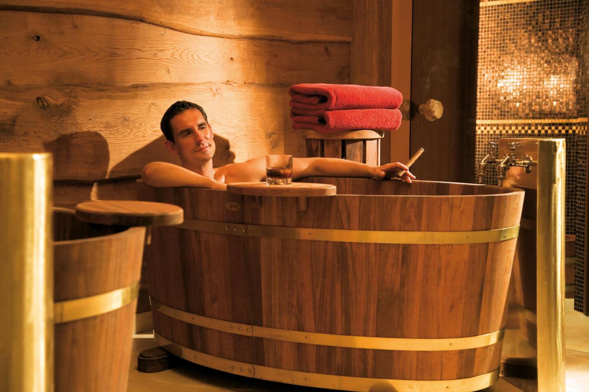 Hotel Yachthafenresidenz Hohe Duene à Rostock Extérieur photo A man in a barrel sauna