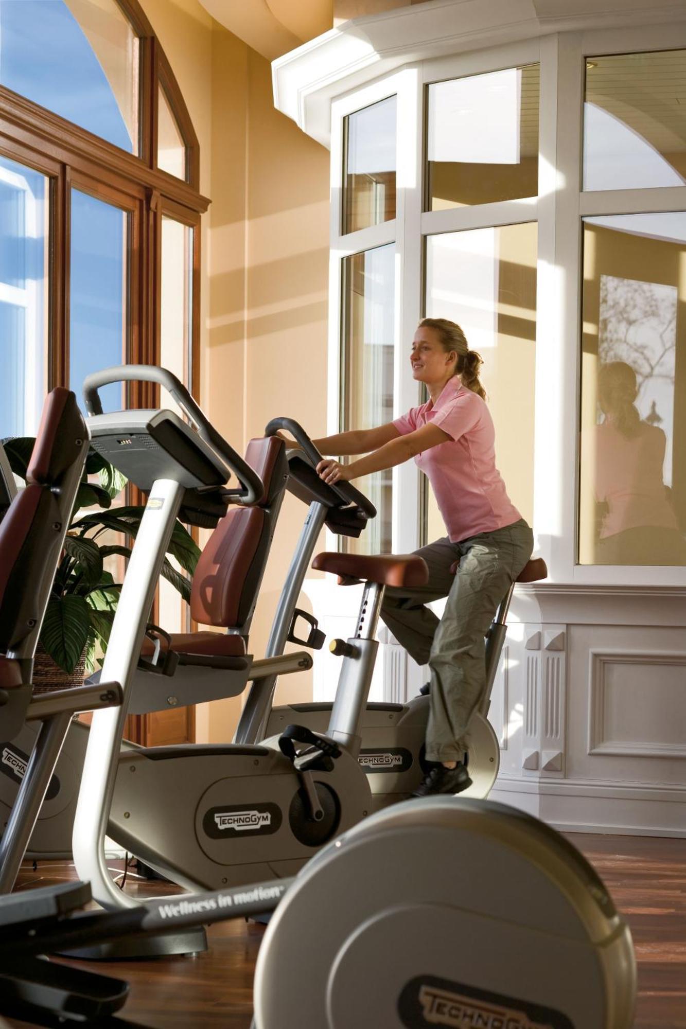 Hotel Yachthafenresidenz Hohe Duene à Rostock Extérieur photo A woman on a treadmill