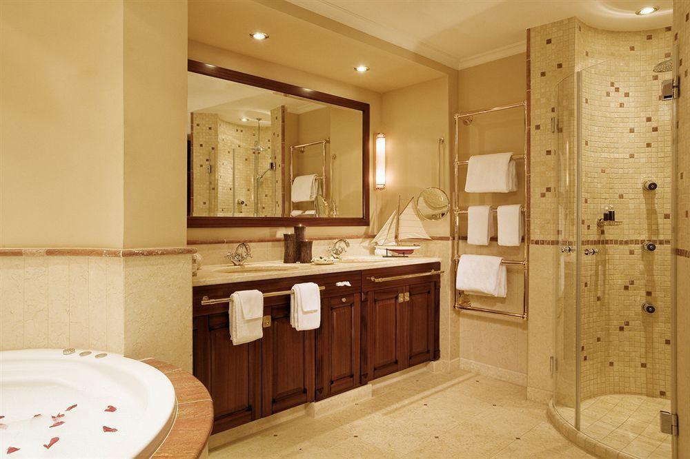 Hotel Yachthafenresidenz Hohe Duene à Rostock Extérieur photo A bathroom