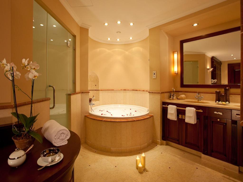 Hotel Yachthafenresidenz Hohe Duene à Rostock Chambre photo A bathroom in a hotel