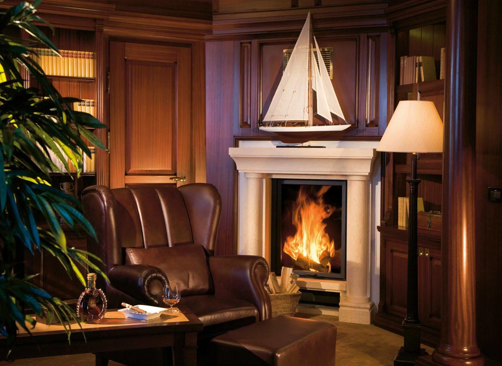 Hotel Yachthafenresidenz Hohe Duene à Rostock Extérieur photo A fireplace in a home