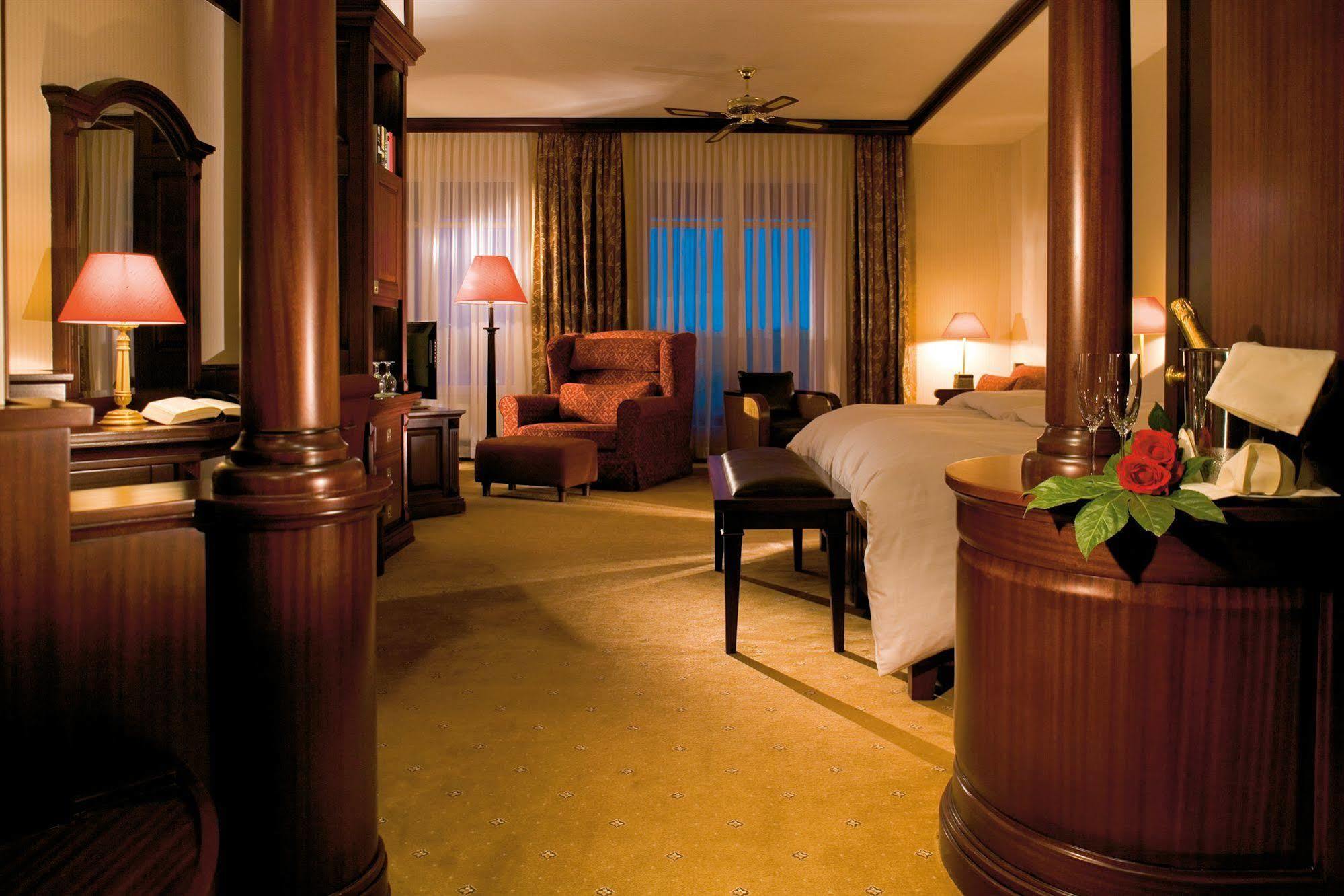 Hotel Yachthafenresidenz Hohe Duene à Rostock Extérieur photo A suite at the Grand Hotel