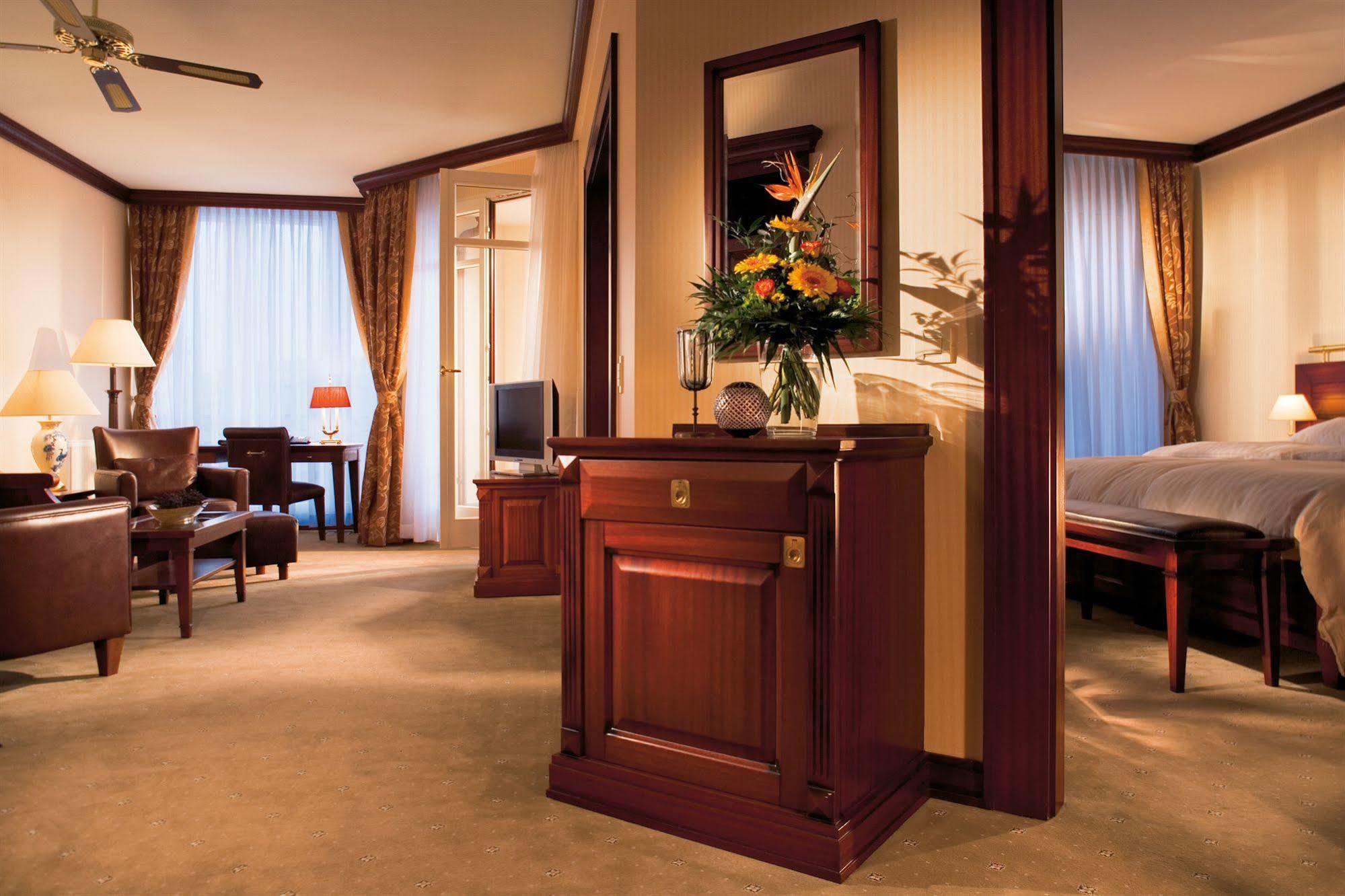 Hotel Yachthafenresidenz Hohe Duene à Rostock Extérieur photo A suite at the InterContinental Wien