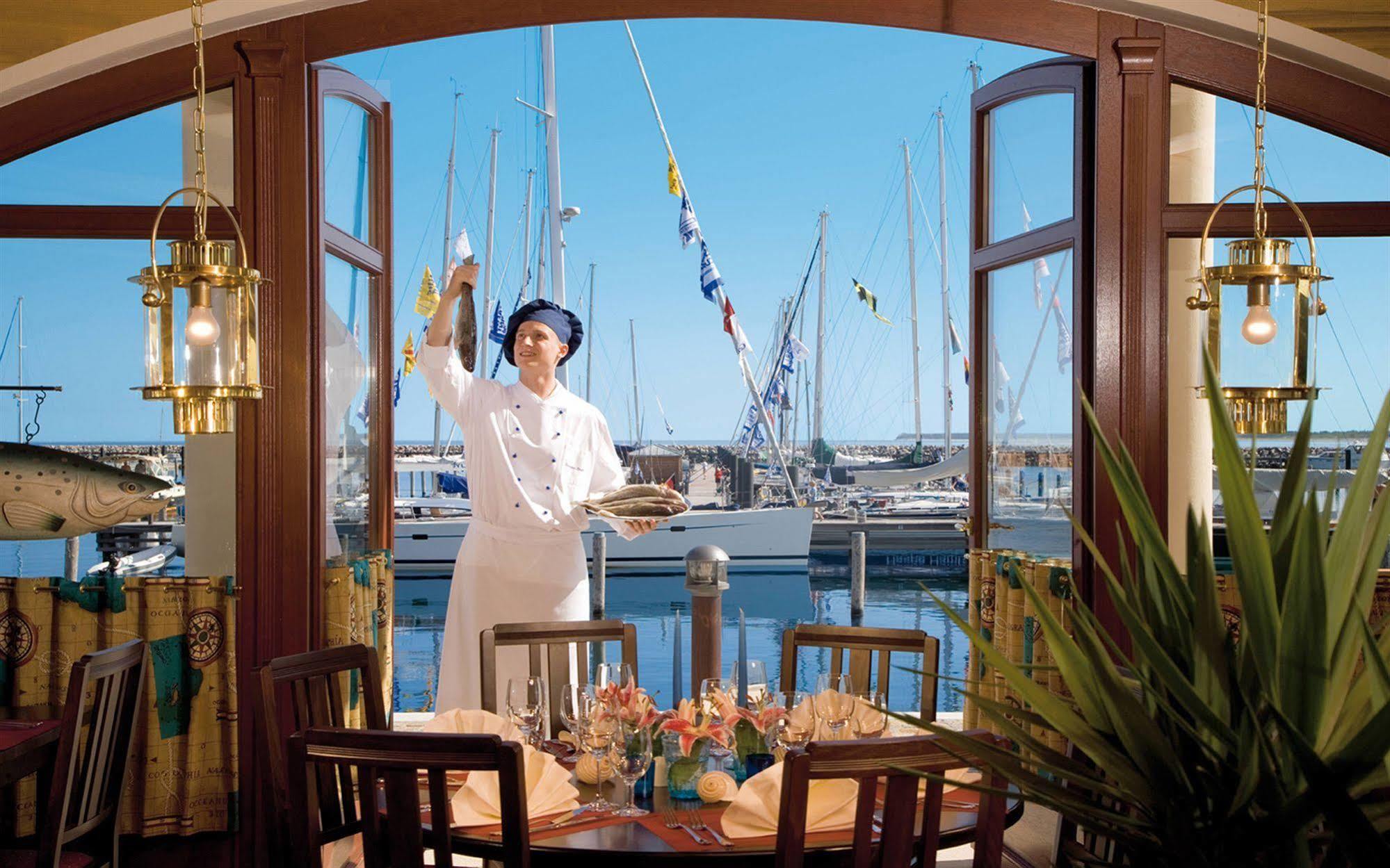 Hotel Yachthafenresidenz Hohe Duene à Rostock Extérieur photo The Harbor View Bar and Grill