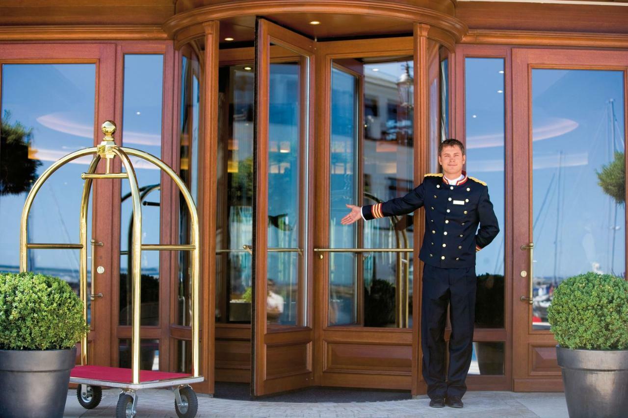 Hotel Yachthafenresidenz Hohe Duene à Rostock Extérieur photo A doorman at a hotel